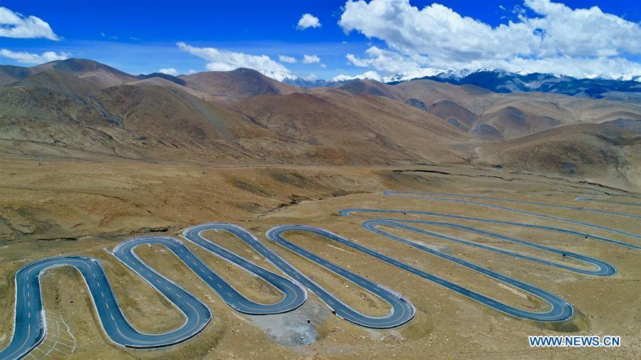 Aerial photo taken on May 18, 2017 shows a zigzag asphalt road leading to Mount Qomolangma in southwest China\'s Tibet Autonomous Region. Infrastructure has been improved in Tibet, as a comprehensive transportation network composed of highways, railways and air routes has been formed. (Xinhua/Purbu Zhaxi)