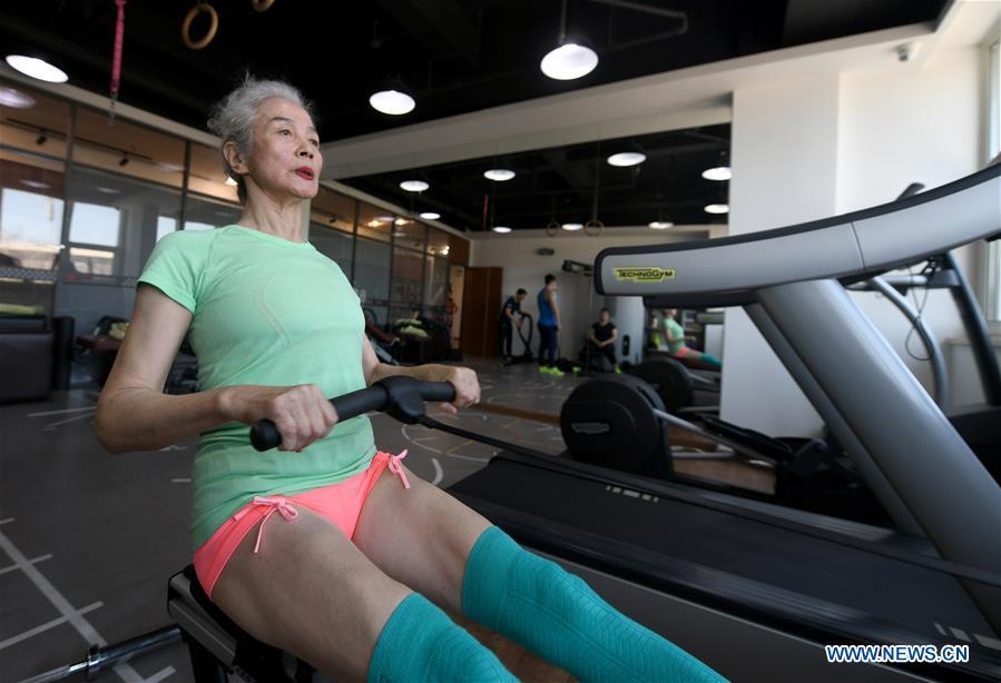 Bai Jinqin, a 74-year-old bodybuilding adept, exercises at a gym in north China\'s Tianjin, March 13, 2019. Bai has kept exercising for 14 years. After finishing her housework, Bai likes to spend one hour every day at the gym to build her body. The hobby has rewarded her with good physique and energy. (Xinhua/Yue Yuewei)