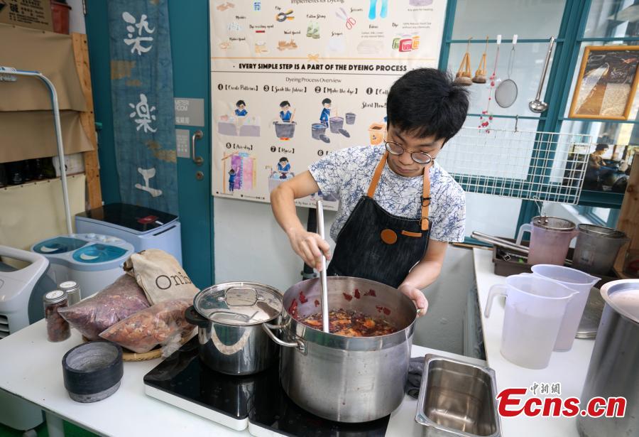 Eric Cheung, founder of Dyelicious, shows how natural dyes are made from materials such as leftover food and plants in Hong Kong. (Photo: China News Service/Zhang Wei)