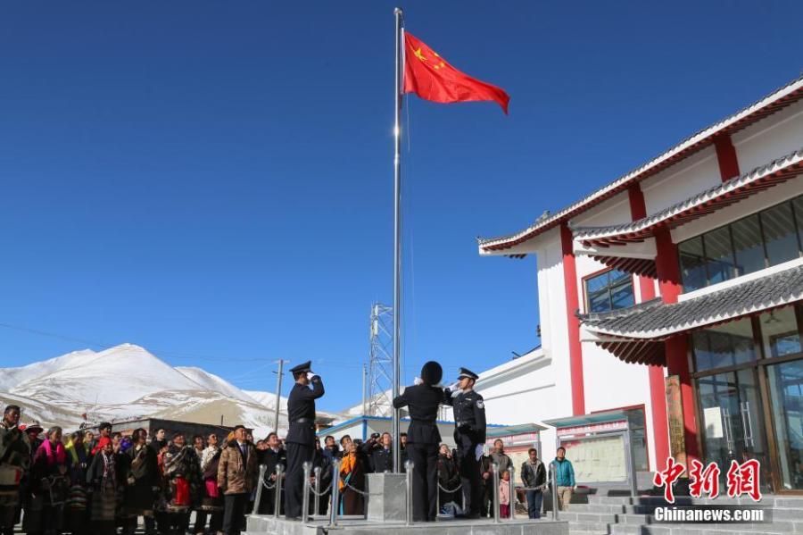 A flag-raising ceremony is held to mark the 60th anniversary of democratic reform in Gar County, Ngari Prefecture of Southwest China\'s Tibet Autonomous Region, March 26, 2019. Various events, such as the flag-raising ceremony, performances and photo exhibitions to highlight the strides made in six decades, have been held across many areas in the autonomous region.  Thursday marks the 60th anniversary of democratic reform that abolished ruthless theocracy and serfdom, and established a socialist system that has seen booming economic, political, religious, cultural and social development on the plateau. (Photo: China News Service/He Penglei)
