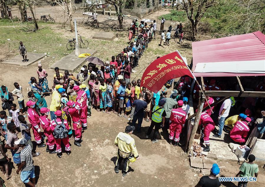 Members of Chinese rescue team work in Lamago Village, 90 km from Beira, Mozambique, March 26, 2019. A Chinese rescue team went to Lamago Village to carry out disaster relief work on Tuesday. (Xinhua/Zhang Yu)
