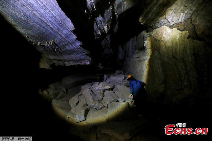 A woman walks inside the Malham Cave, which Israeli researchers say is the world\'s longest salt cave, in Mount Sodom near the Dead Sea, Israel, March 27, 2019. (Photo/Agencies)