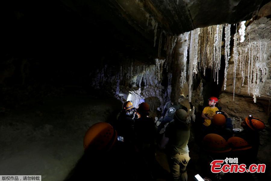 Members of the media are seen during a tour inside the Malham Cave, which Israeli researchers say is the world\'s longest salt cave, in Mount Sodom near the Dead Sea, Israel, March 27, 2019. (Photo/Agencies)