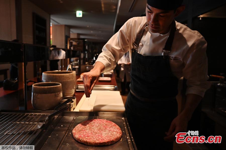 The Golden Giant Burgers, approximately 25 centimeters wide and 15 cm high, recommended for six to eight people and accompanied by a bottle of wine, will be available from April 1 through the end of June. (Photo/Agencies)