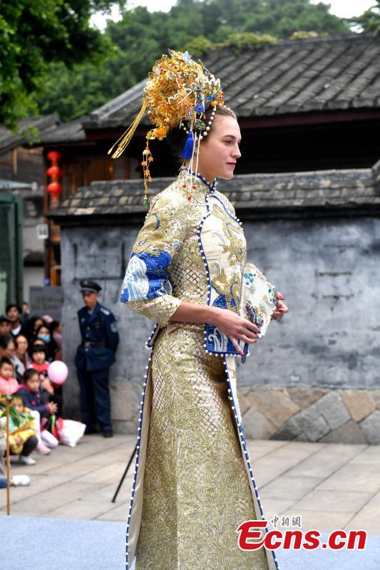 A wedding dress show held at the Three Lanes and Seven Alleys, a well-preserved architectural complex from the Ming and Qing dynasties in Fuzhou City, Fujian Province, March 31, 2019. Models from China and other countries presented wedding dresses that feature cultural traditions. (Photo: China News Service/Lyu Ming)