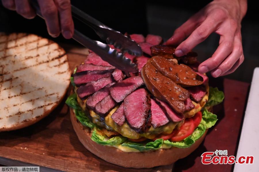 Photo shows the 25cm burger topped with foie gras, slices of Japanese beef, freshly shaved black truffles, sprinkled with gold flakes at an eye-watering cost of US$900, at the Oak Door steakhouse in the Grand Hyatt Tokyo, April 1, 2019.  (Photo/Agencies)