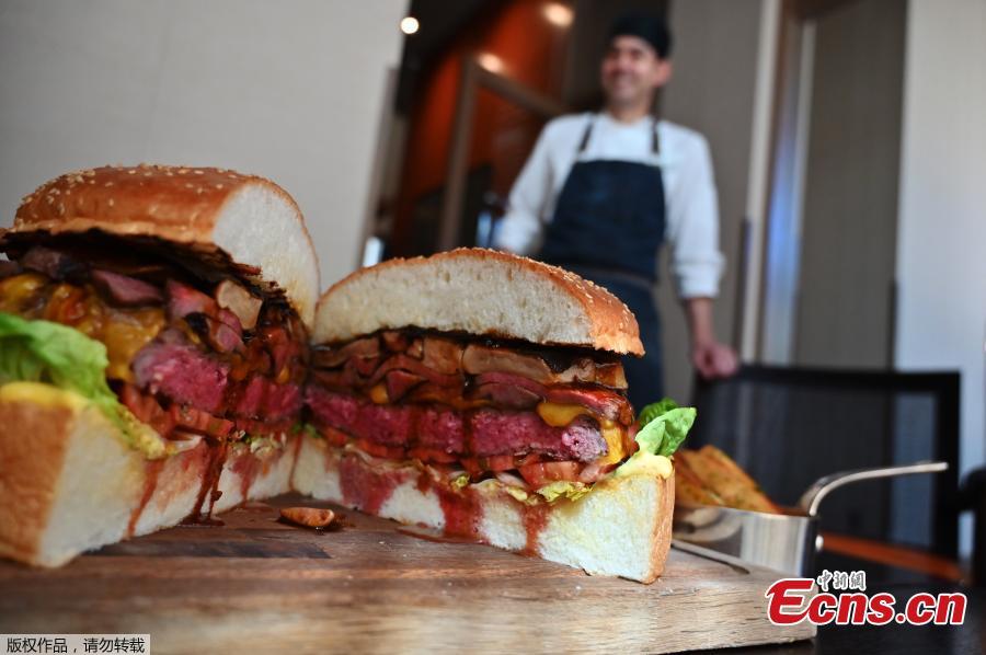 Photo shows the 25cm burger topped with foie gras, slices of Japanese beef, freshly shaved black truffles, sprinkled with gold flakes at an eye-watering cost of US$900, at the Oak Door steakhouse in the Grand Hyatt Tokyo, April 1, 2019.  (Photo/Agencies)