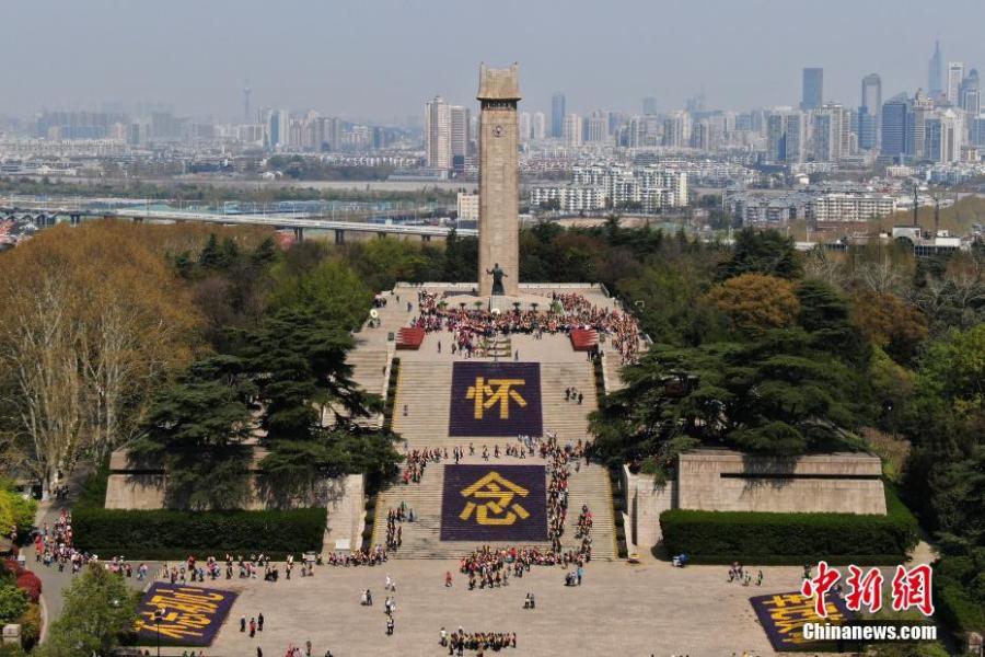 As China\'s Tomb-sweeping Day approaches, tens of thousands of flowers were displayed to pay tribute to martyrs at Yuhuatai Martyrs Memorial Park in Nanjing in the east China\'s Jiangsu Province, April 1, 2019. (Photo/China New Service)

The flowers in front of the martyrs\' memorial were designed to form two Chinese characters \