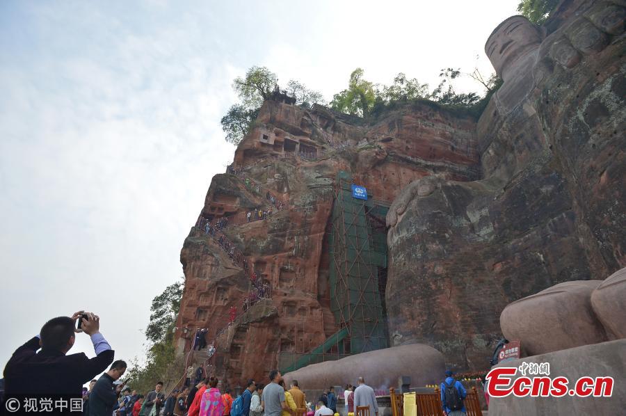 The Jiuqu Zhandao (Nine Bends Plank Road) reopens to tourists at the Leshan Giant Buddha, a UNESCO world heritage site, April 1, 2019. Sixty centimetres at its most narrow and just under one-and-a-half meters at its widest point, the path has 217 steps that wind along a cliff. Standing 71 meters high, the statue was carved out of a hillside in the 8th century and looks down on the confluence of three rivers. (Photo/VCG）