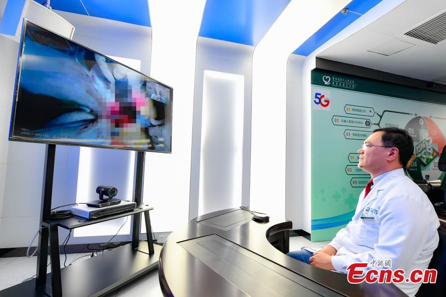 Doctor Qi Yong at the Second People\'s Hospital in Guangdong Province supervises a surgery at Yanshan Hospital through a 4K UHD live broadcast via 5G, April 1, 2019. (Photo: China News Service/Zhong Xin)