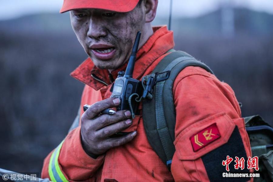 A firefighter reports about progress in extinguishing a forest blaze in Hulunbuir, Inner Mongolia, May 4, 2017. (Photo/Agencies)