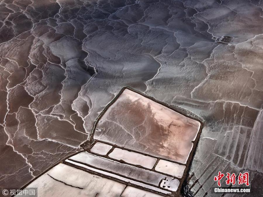 A group of aerial photos show how salt ponds in the Mexican state of Baja California could look like huge eye shadow palettes on the ground.  (Photo/VCG)