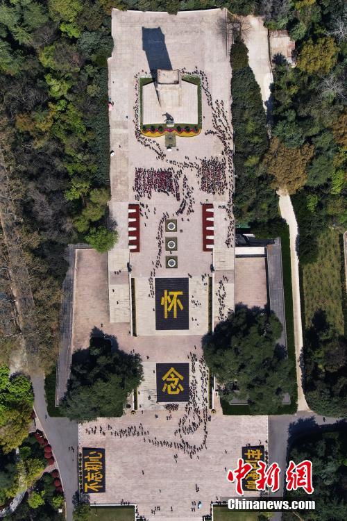 As China\'s Tomb-sweeping Day approaches, tens of thousands of flowers were displayed to pay tribute to martyrs at Yuhuatai Martyrs Memorial Park in Nanjing in the east China\'s Jiangsu Province, April 1, 2019. (Photo/China New Service)
