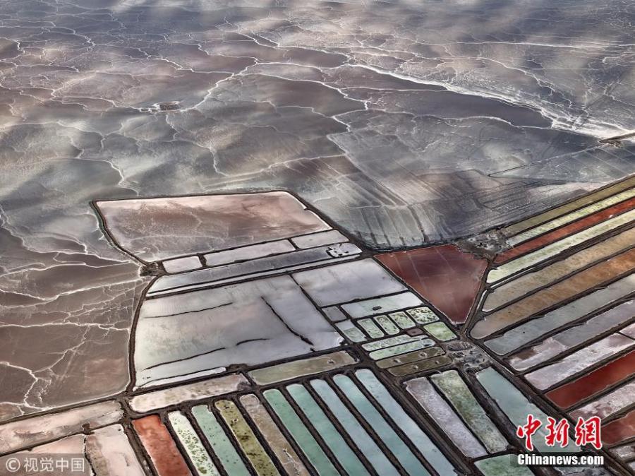 A group of aerial photos show how salt ponds in the Mexican state of Baja California could look like huge eye shadow palettes on the ground.  (Photo/VCG)
