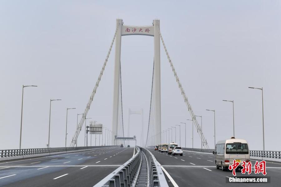 Photo taken on April 2, 2019 shows the Humen second Bridge (Nansha Bridge) in Dongguan, South China\'s Guangdong Province.  (Photo/China News Service)

The bridge, which cost more than 10 billion yuan ($1.44 billion), starts from Guangzhou, capital of Guangdong, and ends at Dongguan. The Humen second Bridge officially opens to traffic on Tuesday.

It has a total length of 12.89 kilometers and adopts a two-way eight-lane highway standard. The design speed is 100 kilometers per hour and the designed service life is 100 years.