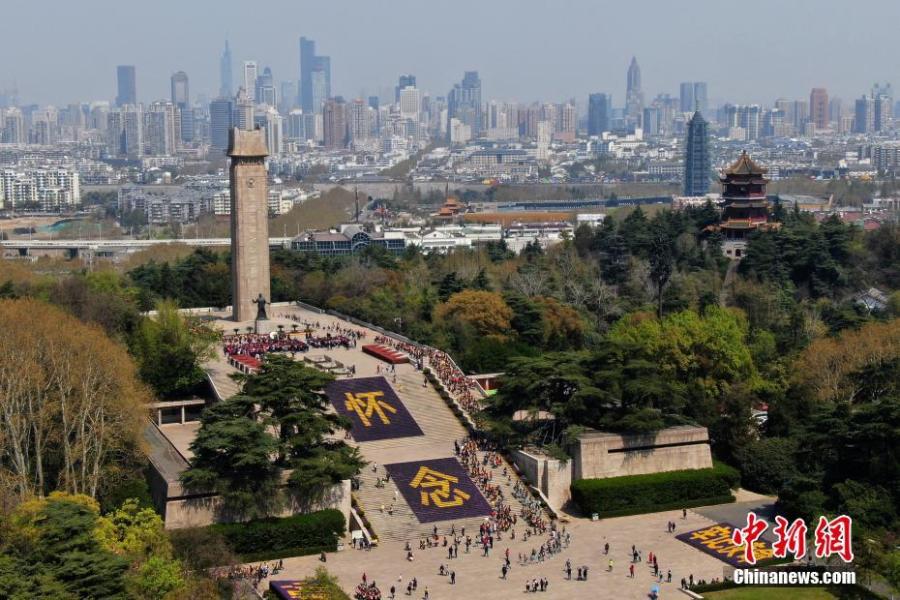 As China\'s Tomb-sweeping Day approaches, tens of thousands of flowers were displayed to pay tribute to martyrs at Yuhuatai Martyrs Memorial Park in Nanjing in the east China\'s Jiangsu Province, April 1, 2019. (Photo/China New Service)