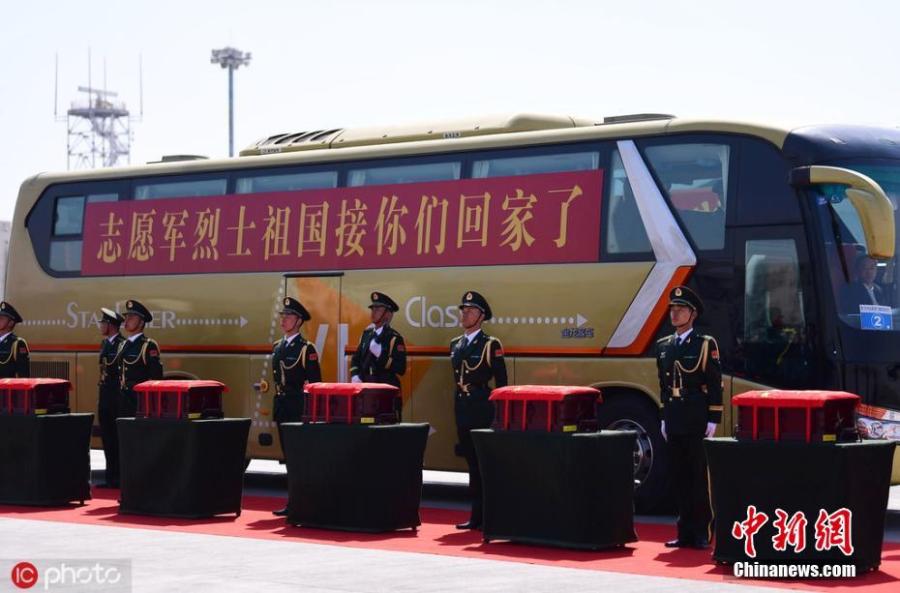 A ceremony was held at Shenyang Taoxian International Airport on Wednesday to welcome home the remains of 10 Chinese People\'s Volunteers. (Photo/IC)