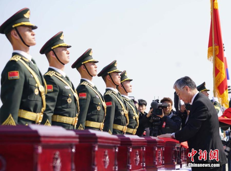 A ceremony at Incheon International Airport in South Korea to hand over remains of 10 volunteer soldiers killed in the 1950-1953 Korean War, April 3, 2019. From 2014 to 2018, the remains of 589 soldiers were returned to China from South Korea. (Photo: China News Service/Zeng Ding)