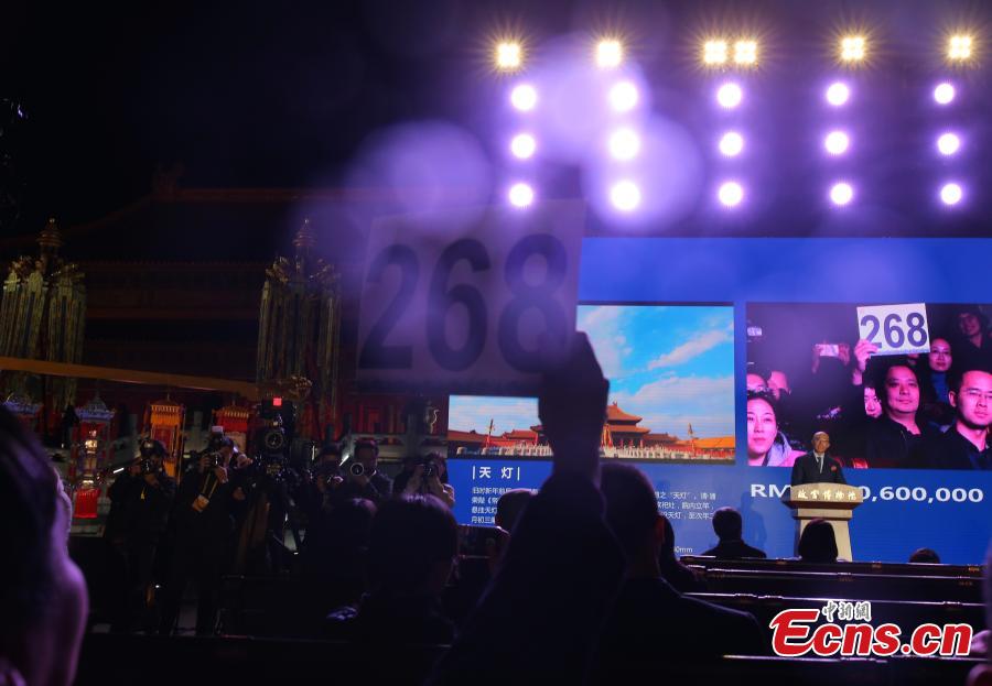 A charity auction of copies of historical royal lanterns at the Palace Museum, April 2, 2019. The Palace Museum raised 20.05 million yuan ($2.98 million) after auctioning off of a pair of historically accurate Heavenly Lanterns (tian deng), a pair of Longevity Lanterns (wanshou deng) and five pairs of smaller royal lanterns. The lanterns were accurate copies based on archives from the Qing Dynasty (1644-1911) and used at the museum\'s special exhibition for this year\'s Spring Festival. The money raised from the auction will be used to sponsor education and cultural programs in impoverished regions. (Photo: China News Service/Du Yang)