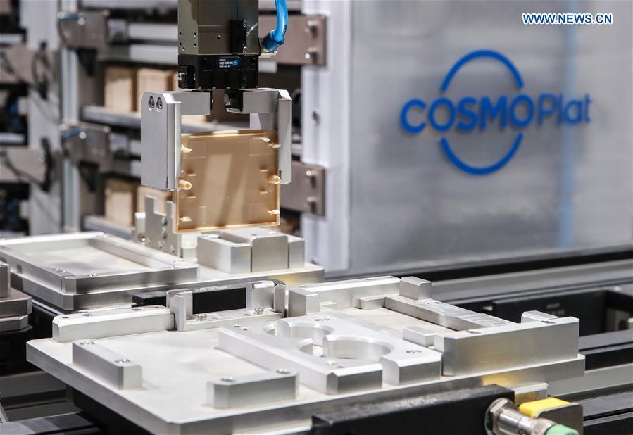 Photo taken on April 1, 2019 shows a simulation of Haier\'s COSMOPlat displayed at the booth of China\'s consumer electronics and home appliances company Haier at Hanover Fair 2019 in Hanover, Germany. COSMOPlat is an industrial Internet platform introducing users into the whole process of production and mass customization solutions. Over 1,400 Chinese exhibitors attended the fair, the second most just after the host country Germany. Huawei, Haier and other Chinese manufacturers showed their most advanced networking and artificial intelligence technologies to the world. (Xinhua/Shan Yuqi)