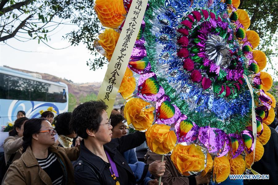 People lay wreaths during a spontaneous mourning ceremony to pay tribute to those who lost their lives while fighting the forest fire in a funeral parlour in Xichang City, southwest China\'s Sichuan Province, April 2, 2019. A fire that killed 30 people and engulfed about 15 hectares of forest in southwest China\'s Sichuan Province was extinguished Tuesday, local authorities said. Thirty people, including 27 firefighters and three locals, lost their lives while fighting the fire. (Xinhua/Zhang Chaoqun)