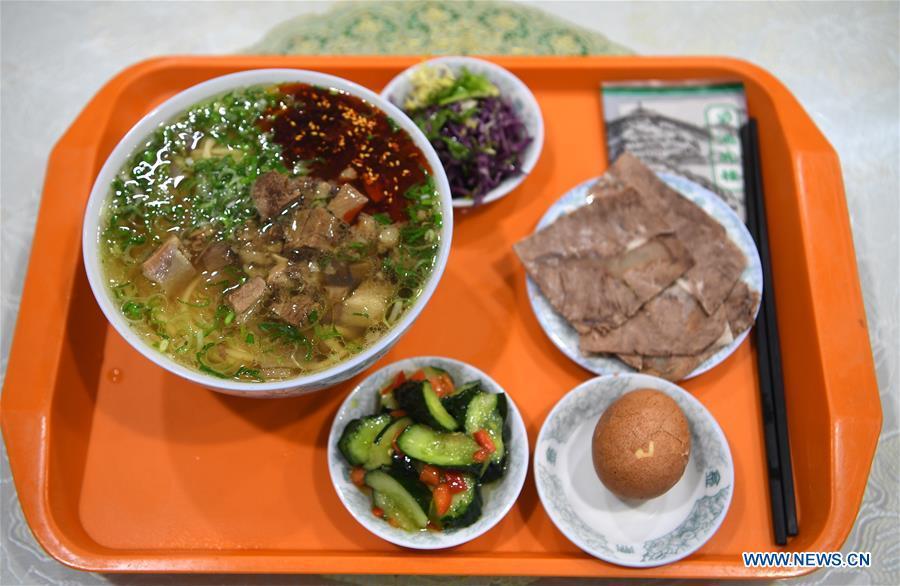 Photo taken on April 2, 2019 shows a beef noodle set at a beef noodle restaurant in Lanzhou, capital of northwest China\'s Gansu Province. Lanzhou beef noodles, a Chinese hand-pulled noodle originated in Lanzhou, has a history of about 100 years. There are about ten types of noodles of different width and shapes, depending on noodle chefs\' pulling skills. It has won fame both at home and abroad with its speciality of noodles and soup recipe. (Xinhua/Fan Peishen)