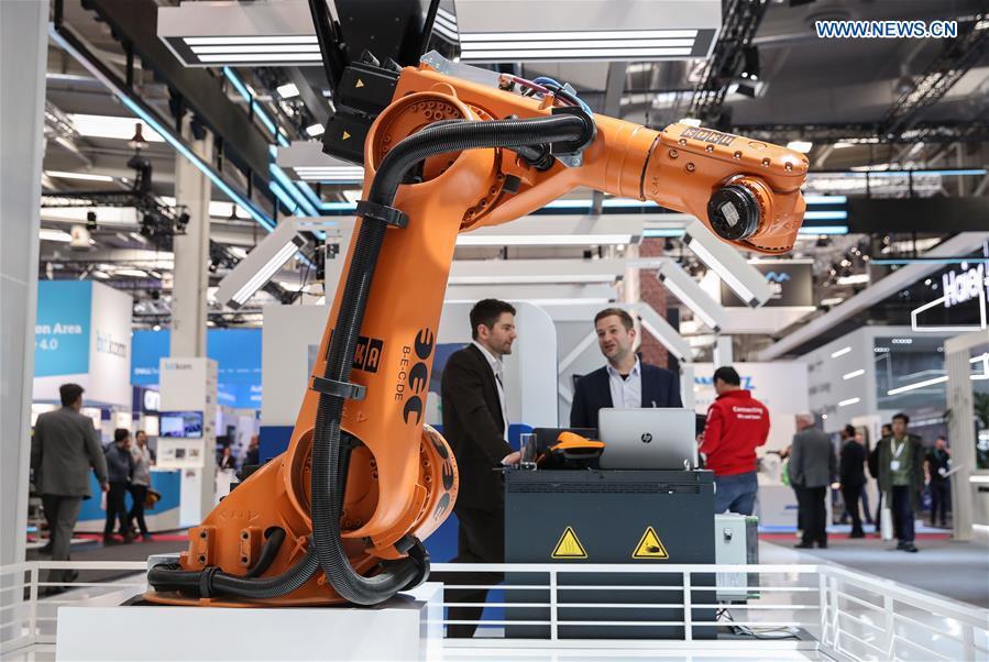 A visitor tries MR (Mixed reality) devices at the booth of China\'s consumer electronics and home appliances company Haier at Hanover Fair 2019 in Hanover, Germany, April 1, 2019. Over 1,400 Chinese exhibitors attended the fair, the second most just after the host country Germany. Huawei, Haier and other Chinese manufacturers showed their most advanced networking and artificial intelligence technologies to the world. (Xinhua/Shan Yuqi)