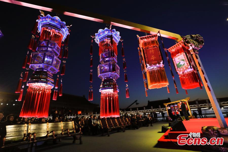A charity auction of copies of historical royal lanterns at the Palace Museum, April 2, 2019. The Palace Museum raised 20.05 million yuan ($2.98 million) after auctioning off of a pair of historically accurate Heavenly Lanterns (tian deng), a pair of Longevity Lanterns (wanshou deng) and five pairs of smaller royal lanterns. The lanterns were accurate copies based on archives from the Qing Dynasty (1644-1911) and used at the museum\'s special exhibition for this year\'s Spring Festival. The money raised from the auction will be used to sponsor education and cultural programs in impoverished regions. (Photo: China News Service/Du Yang)