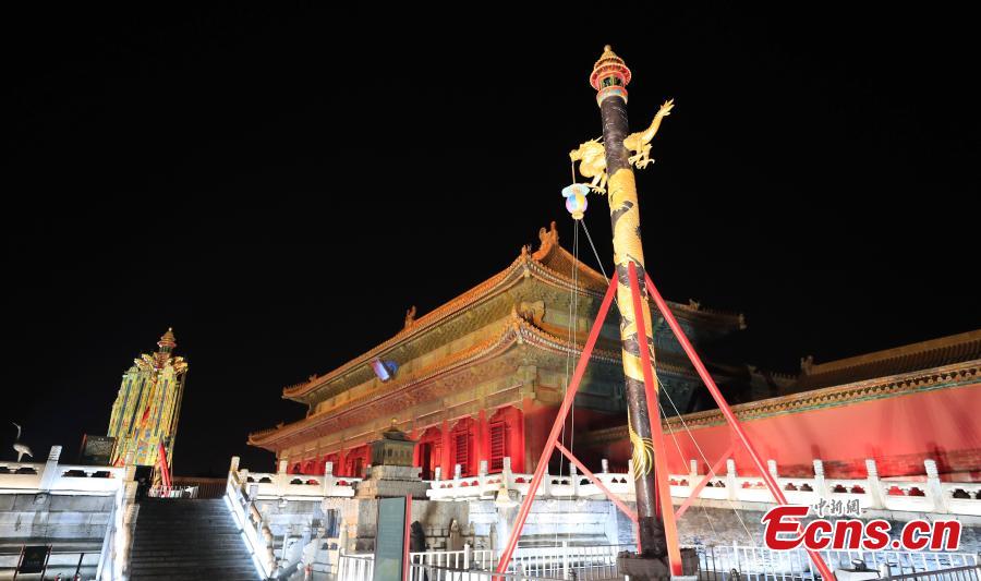 A charity auction of copies of historical royal lanterns at the Palace Museum, April 2, 2019. The Palace Museum raised 20.05 million yuan ($2.98 million) after auctioning off of a pair of historically accurate Heavenly Lanterns (tian deng), a pair of Longevity Lanterns (wanshou deng) and five pairs of smaller royal lanterns. The lanterns were accurate copies based on archives from the Qing Dynasty (1644-1911) and used at the museum\'s special exhibition for this year\'s Spring Festival. The money raised from the auction will be used to sponsor education and cultural programs in impoverished regions. (Photo: China News Service/Du Yang)