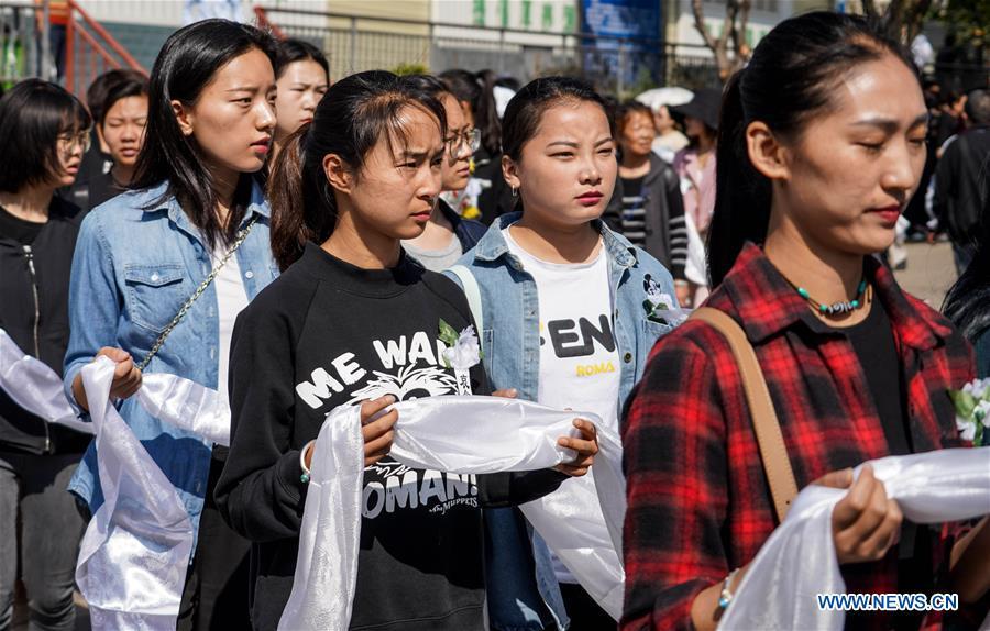 People present hada, a ceremonial silk cloth to show respect, during a spontaneous mourning ceremony to pay tribute to those who lost their lives while fighting the forest fire in a funeral parlour in Xichang City, southwest China\'s Sichuan Province, April 2, 2019. A fire that killed 30 people and engulfed about 15 hectares of forest in southwest China\'s Sichuan Province was extinguished Tuesday, local authorities said. Thirty people, including 27 firefighters and three locals, lost their lives while fighting the fire. (Xinhua/Zhang Chaoqun)