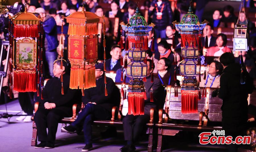 A charity auction of copies of historical royal lanterns at the Palace Museum, April 2, 2019. The Palace Museum raised 20.05 million yuan ($2.98 million) after auctioning off of a pair of historically accurate Heavenly Lanterns (tian deng), a pair of Longevity Lanterns (wanshou deng) and five pairs of smaller royal lanterns. The lanterns were accurate copies based on archives from the Qing Dynasty (1644-1911) and used at the museum\'s special exhibition for this year\'s Spring Festival. The money raised from the auction will be used to sponsor education and cultural programs in impoverished regions. (Photo: China News Service/Du Yang)