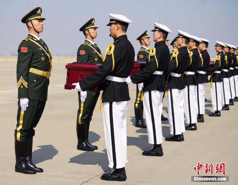 A ceremony at Incheon International Airport in South Korea to hand over remains of 10 volunteer soldiers killed in the 1950-1953 Korean War, April 3, 2019. From 2014 to 2018, the remains of 589 soldiers were returned to China from South Korea. (Photo: China News Service/Zeng Ding)