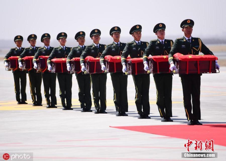 Chinese guards of honor carry the remains of 10 Chinese soldiers who died in the Korean War (1950-53) on Wednesday in Shenyang, Liaoning Province.  (PHoto/IC)