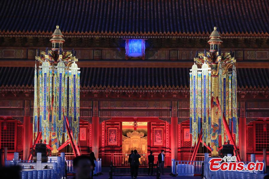 A charity auction of copies of historical royal lanterns at the Palace Museum, April 2, 2019. The Palace Museum raised 20.05 million yuan ($2.98 million) after auctioning off of a pair of historically accurate Heavenly Lanterns (tian deng), a pair of Longevity Lanterns (wanshou deng) and five pairs of smaller royal lanterns. The lanterns were accurate copies based on archives from the Qing Dynasty (1644-1911) and used at the museum\'s special exhibition for this year\'s Spring Festival. The money raised from the auction will be used to sponsor education and cultural programs in impoverished regions. (Photo: China News Service/Du Yang)