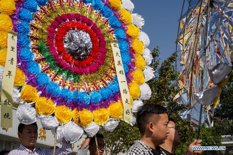 People lay wreaths during a spontaneous mourning ceremony to pay tribute to those who lost their lives while fighting the forest fire in a funeral parlour in Xichang City, southwest China\'s Sichuan Province, April 2, 2019. A fire that killed 30 people and engulfed about 15 hectares of forest in southwest China\'s Sichuan Province was extinguished Tuesday, local authorities said. Thirty people, including 27 firefighters and three locals, lost their lives while fighting the fire. (Xinhua/Zhang Chaoqun)