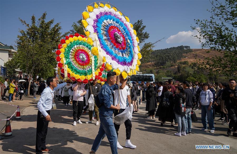 People lay wreaths during a spontaneous mourning ceremony to pay tribute to those who lost their lives while fighting the forest fire in a funeral parlour in Xichang City, southwest China\'s Sichuan Province, April 2, 2019. A fire that killed 30 people and engulfed about 15 hectares of forest in southwest China\'s Sichuan Province was extinguished Tuesday, local authorities said. Thirty people, including 27 firefighters and three locals, lost their lives while fighting the fire. (Xinhua/Zhang Chaoqun)