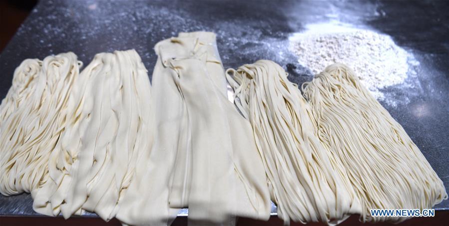Photo taken on April 2, 2019 shows the noodles of different width at a beef noodle restaurant in Lanzhou, capital of northwest China\'s Gansu Province. Lanzhou beef noodles, a Chinese hand-pulled noodle originated in Lanzhou, has a history of about 100 years. There are about ten types of noodles of different width and shapes, depending on noodle chefs\' pulling skills. It has won fame both at home and abroad with its speciality of noodles and soup recipe. (Xinhua/Fan Peishen)