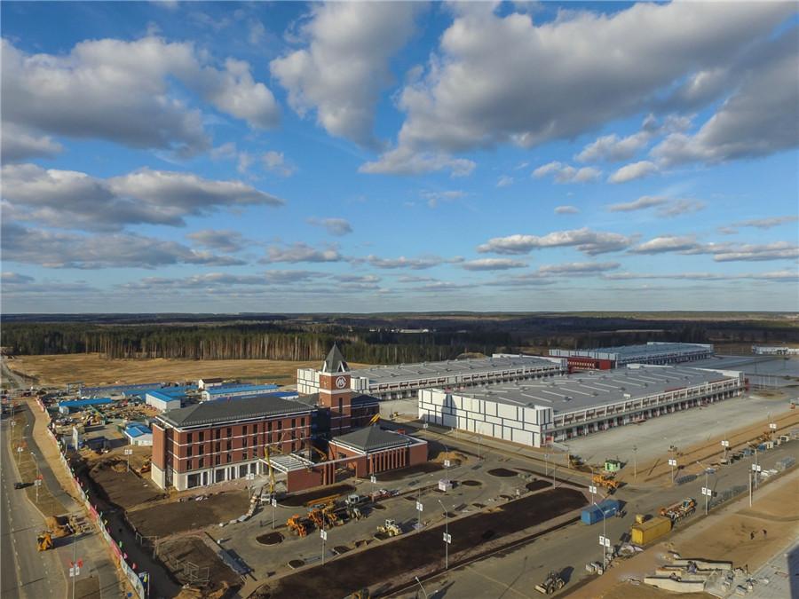 The China-Belarus Industrial Park is 25 km from Minsk, Belarus, and has attracted global investors and extended its influence to nearby regions. (Photo/Xinhua)
The China-Belarus Industrial Park, located 25 km from Minsk and covering an area of 91.5 square kilometers, is the first special economic area in Belarus and the largest intergovernmental cooperation project between China and Belarus.

The industrial park is stepping up efforts to attract more global investors, with 43 companies registered by the end of February.

Among the 43 companies, 26 are from China, 10 from Belarus, and seven from other countries, like the United States and Russia. The companies have signed agreements to make total investments of more than $1 billion in the park.