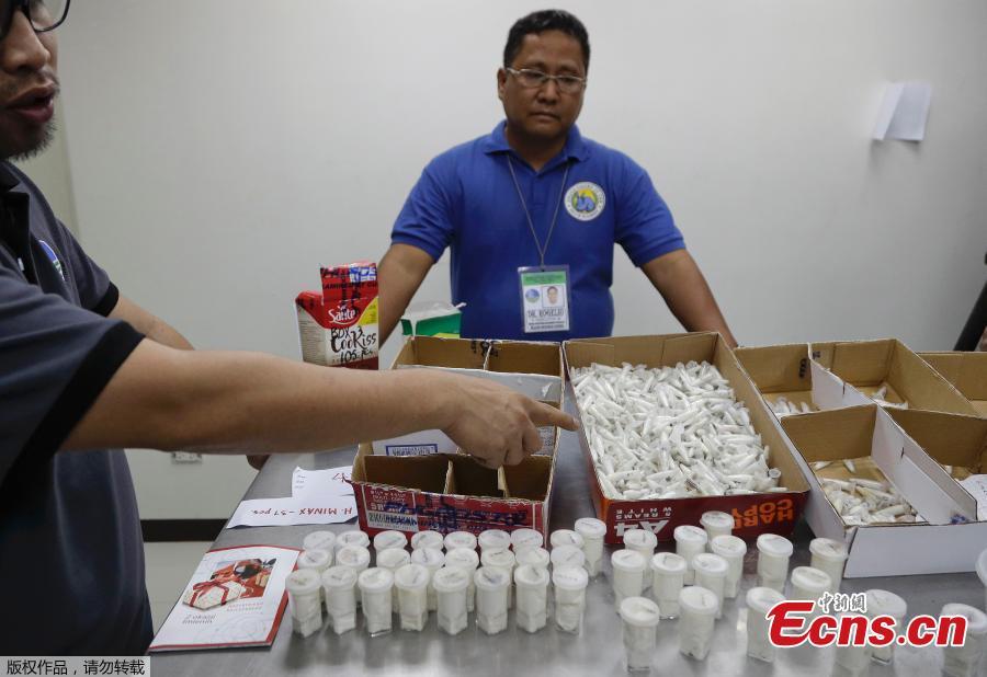 An officer from the Philippine Department of Environment and Natural Resources (DENR) shows confiscated containers carrying venomous tarantulas in Quezon City, the Philippines, April 3, 2019. Customs officials in the Philippines have seized a total of 757 live venomous tarantulas at Manila\'s international airport, the Bureau of Customs (BOC) said on Tuesday. The BOC said customs officers seized the hairy spiders from Poland on Monday. The tarantulas, classified as endangered wildlife species, were turned over to the DENR. (Photo/Agencies)