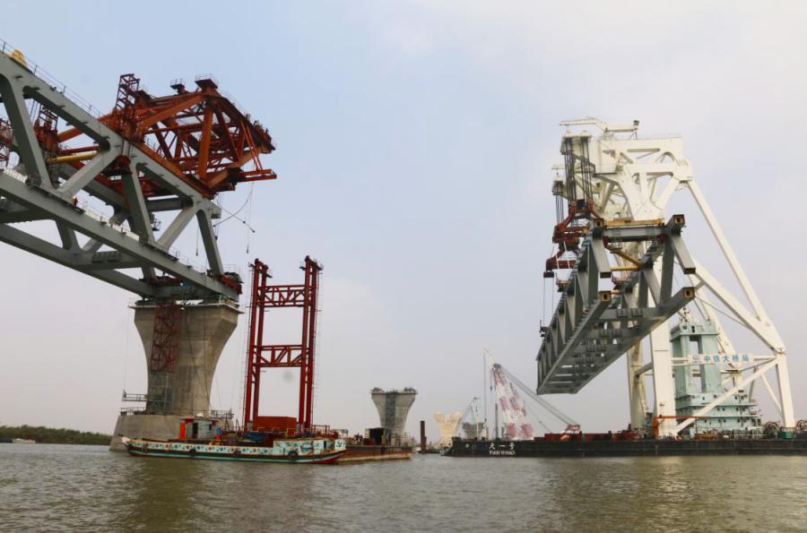 Construction of the core part of the Padma Bridge over the Padma River in Bangladesh is underway by China Railway Major Bridge Engineering Group Co Ltd on Feb. 21, 2019. (Photo/Xinhua)
The Padma Bridge, 25 meters in width and 10 km in length, will be built over the Padma River, one of the three major rivers in Bangladesh.

In June 2016, China Railway Major Bridge Engineering Group Co Ltd was awarded a $1.55-billion contract by the Bangladeshi government to build the core structure of the bridge.

The bridge is the country\'s largest infrastructure project, as well as the largest foreign bridge project undertaken by Chinese companies in terms of total cost.

Once completed, travel time between the capital, Dhaka, and the southern city of Khulna will be shortened to about three hours from 13 hours.