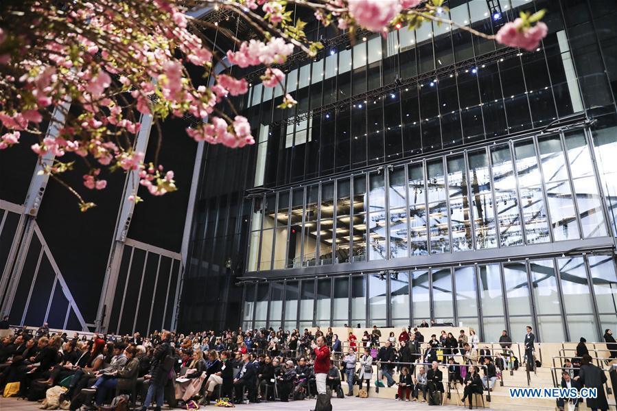 Visitors listen to remarks at the McCourt, a multi-use hall for large-scale performances, installations and events, during a media preview in The Shed, a new arts center in New York, the United States, on April 3, 2019. The Shed, New York City\'s new arts center that commissions, develops, and presents original works of art, across all disciplines, for all audiences, will open to the public on April 5 with the world premiere of Soundtrack of America. (Xinhua/Wang Ying)
