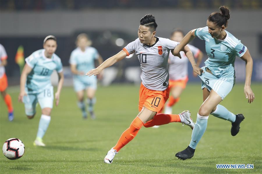 Li Ying (L front) of China vies with Anna Kozhnikova of Russia during the match between China and Russia at the 2019 International Women\'s Football Tournament in Wuhan, central China\'s Hubei Province, April 4, 2019. China won 4-1. (Xinhua/Ding Xu)