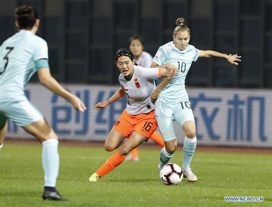 Yang Lina (2nd L) of China vies with Nadezda Smirnova of Russia during the match between China and Russia at the 2019 International Women\'s Football Tournament in Wuhan, central China\'s Hubei Province, April 4, 2019. China won 4-1. (Xinhua/Ding Xu)