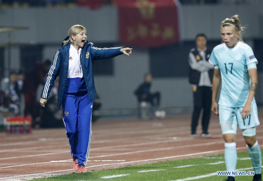 Russian women\'s national football team coach Elena Fomina (L) reacts during the match between China and Russia at the 2019 International Women\'s Football Tournament in Wuhan, central China\'s Hubei Province, April 4, 2019. China won 4-1. (Xinhua/Ding Xu)
