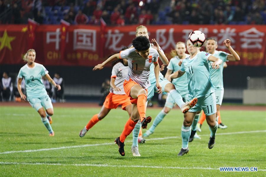 Wang Shanshan (C) of China scores during the match between China and Russia at the 2019 International Women\'s Football Tournament in Wuhan, central China\'s Hubei Province, April 4, 2019. China won 4-1. (Xinhua/Xiong Qi)