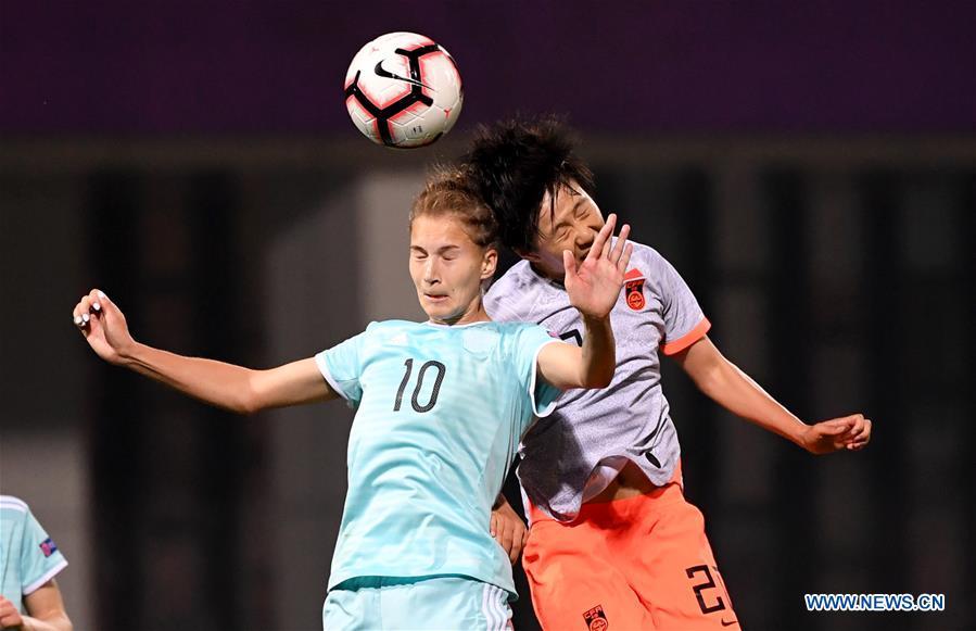 Smirnova (L) of Russia vies with Zhang Rui of China during the match between China and Russia at the 2019 International Women\'s Football Tournament in Wuhan, central China\'s Hubei Province, April 4, 2019. China won 4-1. (Xinhua/Cheng Min)