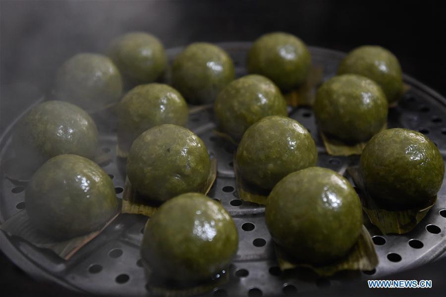 Photo taken on April 4, 2019 shows the steamed Qingtuan, or green sticky rice balls, in Yiyanshan Village of Huzhou, east China\'s Zhejiang Province. Qingtuan, made from glutinous rice mixed with wormwood juice and stuffed with bamboo shoot, tofu and preserved meat, is a traditional snack popular mailnly among people living in the south of Yangtze River during the Qingming Festival also known as Tomb Sweeping Day. (Xinhua/Huang Zongzhi)