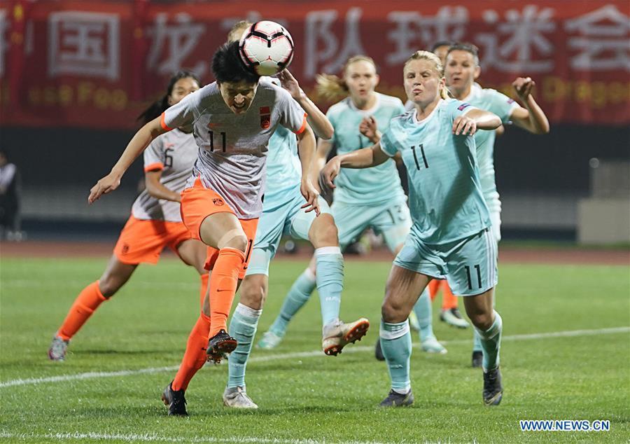 Wang Shanshan (L front) of China scores during the match between China and Russia at the 2019 International Women\'s Football Tournament in Wuhan, central China\'s Hubei Province, April 4, 2019. China won 4-1. (Xinhua/Xiong Qi)