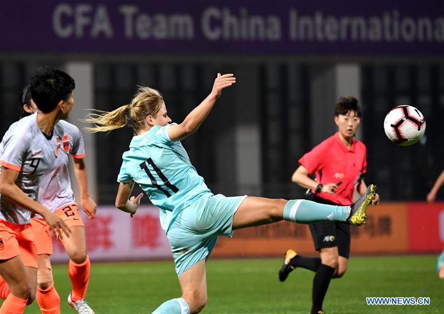 Fedorova (C) of Russia competes during the match between China and Russia at the 2019 International Women\'s Football Tournament in Wuhan, central China\'s Hubei Province, April 4, 2019. China won 4-1. (Xinhua/Cheng Min)
