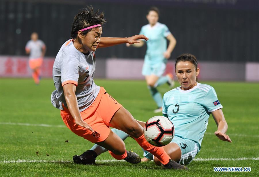 Perepechina (R) of Russia vies with Wang Shuang of China during the match between China and Russia at the 2019 International Women\'s Football Tournament in Wuhan, central China\'s Hubei Province, April 4, 2019. China won 4-1. (Xinhua/Cheng Min)